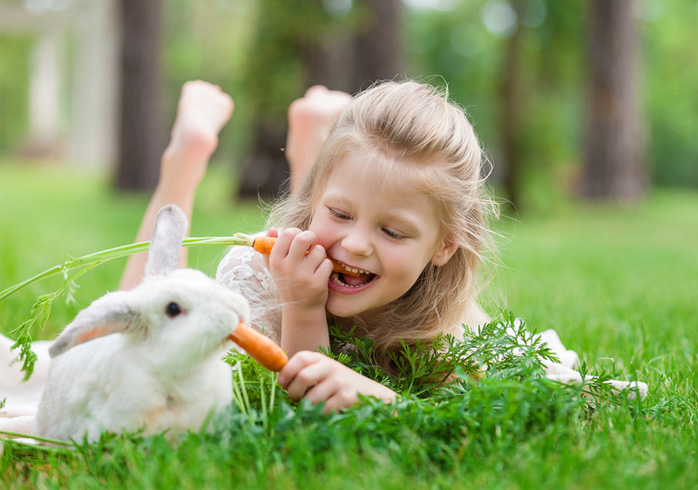 Kind freut sich auf Ostern