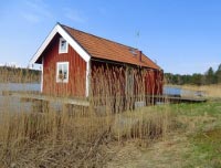 Dieses Ferienhaus steht auf einem Steg im Wasser